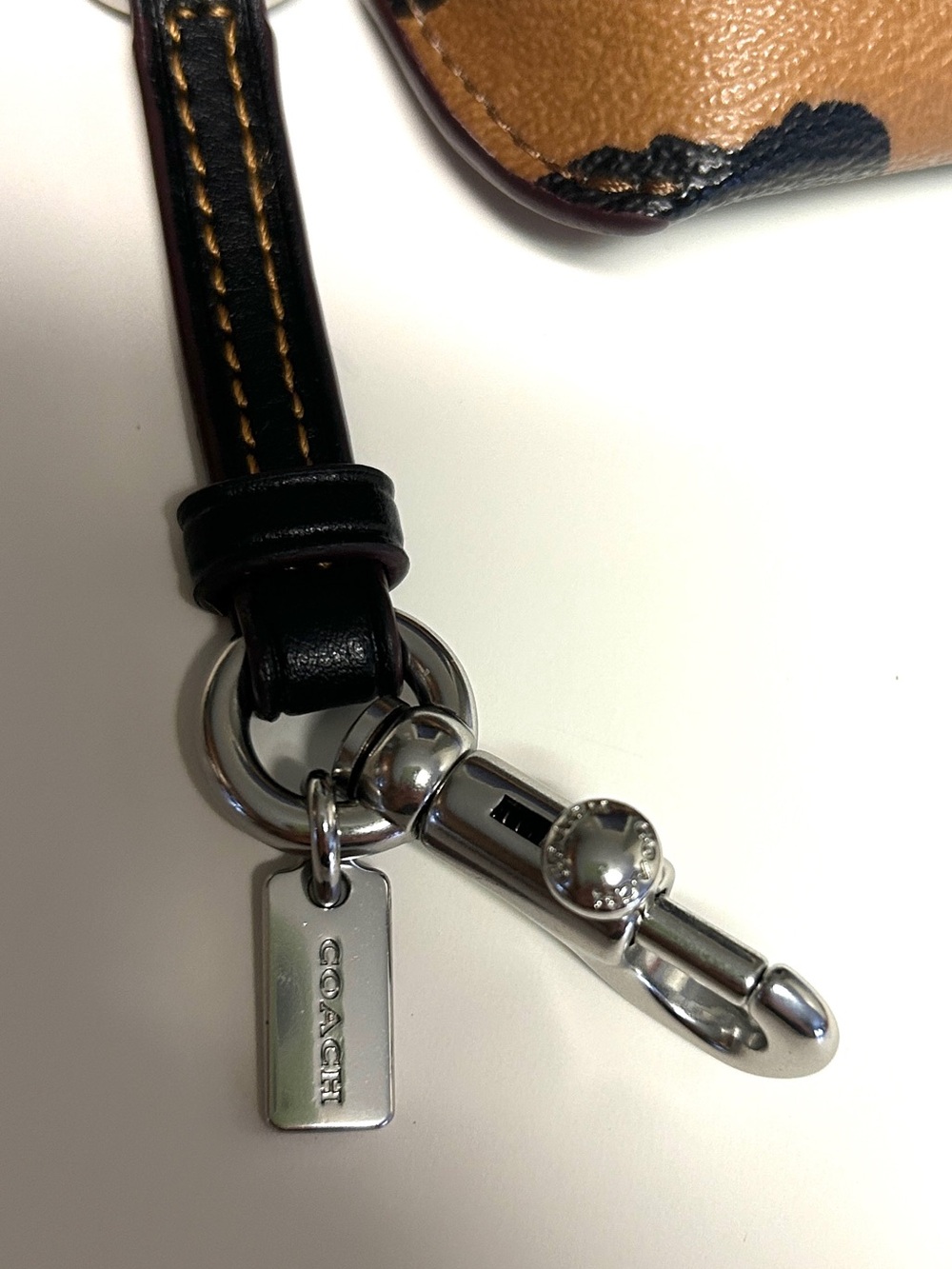 Coach Turn-Lock Wristlet /Sunglasses Holder - Picture 4 of 6